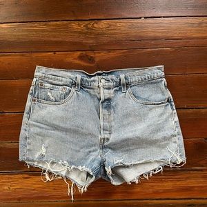 Levi 501 cut off denim shorts